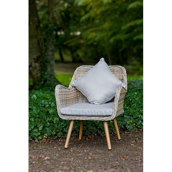 Majhen balkon set iz tehnoratana BELICCO