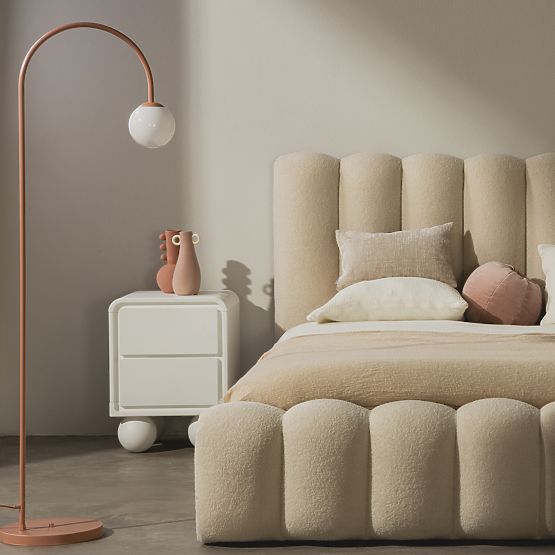 Nočna omarica Lauria bela, zaobljena, nogice kroglice