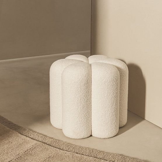 Oblazinjen puf Quad, bel, boucle
