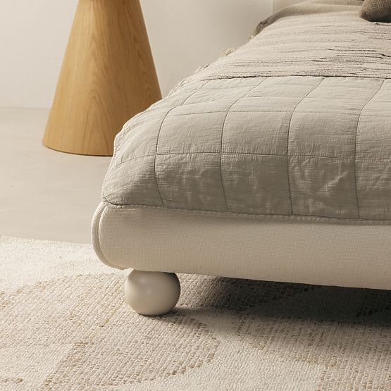 Oblazinjena postelja Booli 160x200 cm, z letvami, noge kroglice, svetlo bež