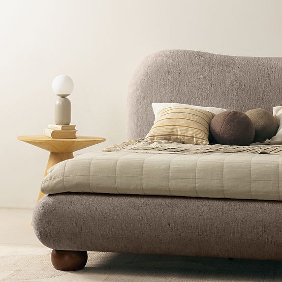 Oblazinjena postelja Bowee 160x200 cm, z letvami, siva, noge kroglice