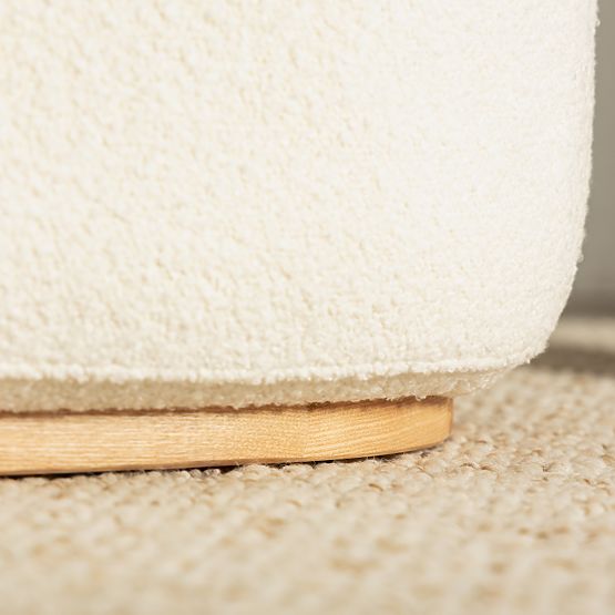 Oblazinjeni fotelj Imai bel, zaobljene oblike