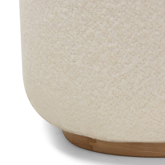 Oblazinjeni fotelj Imai bel, zaobljene oblike