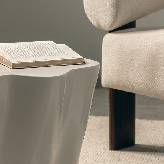 Stranska miza Bow 49 cm, sivo-bež, sijajna, zaobljene oblike