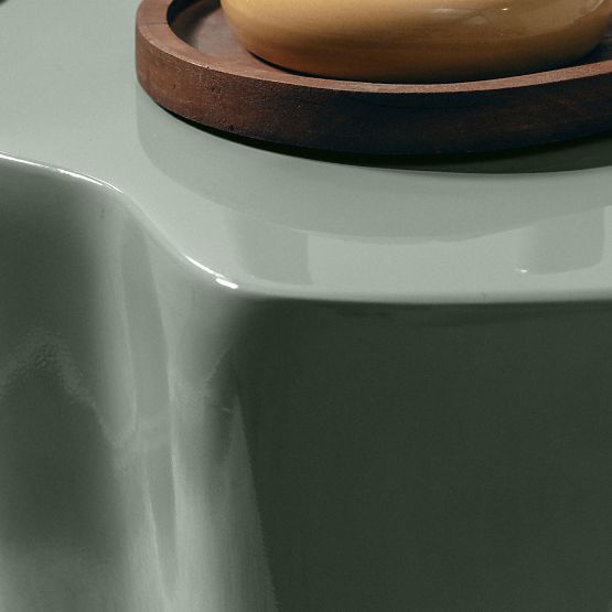 Stranska mizica Bow 49 cm, žajbljeva, sijoča, zaobljene oblike