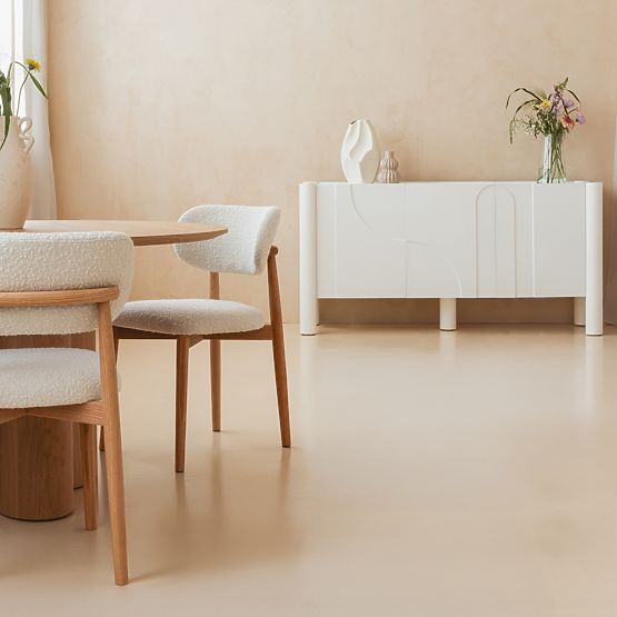 Tredelna komoda Lunaria z rezkanim čelom, bela